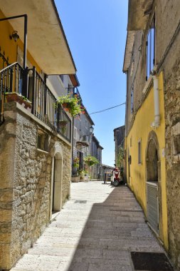 Santa Croce del Sannio 'da, İtalya' nın Campania bölgesinde bir köyün dikey görüntüsü.