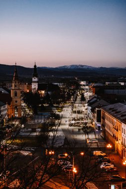 Zvolen şehrinin ana meydanı. Mavi saatte arka planda dağlar var.