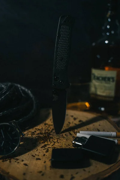 タバコとテーブルの上にナイフの垂直ショット — ストック写真