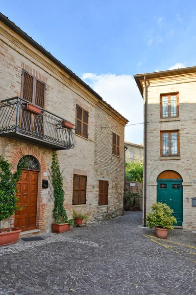 Een Smalle Straat Tussen Oude Huizen Van Civitanova Alta Een — Stockfoto
