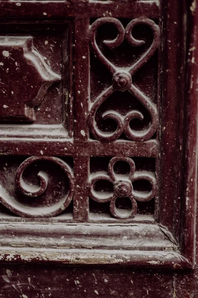 Μια Κάθετη Βολή Από Μια Παλιά Σκαλιστή Ξύλινη Πόρτα — Φωτογραφία Αρχείου