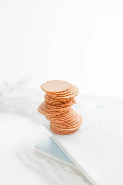 Tiro Vertical Cookies Empilhados Livro Sobre Fundo Branco — Fotografia de Stock