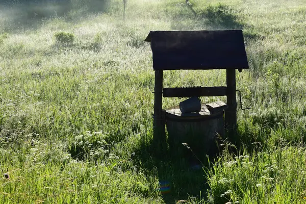 Velho Poço Meio Campo Rural — Fotografia de Stock