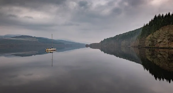 Beautiful Landscape Boat Reflected Water Loch Lee Scotland — Stock Photo, Image