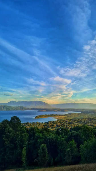 Una Hermosa Vista Tranquilo Lago Rodeado Árboles Chile —  Fotos de Stock