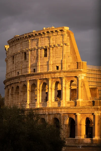 Вертикальный Снимок Знаменитого Римского Колизея Освещенный Солнцем Заката — стоковое фото