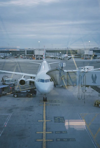 Ein Flugzeug Auf Einem Flughafen Einem Düsteren Tag — Stockfoto