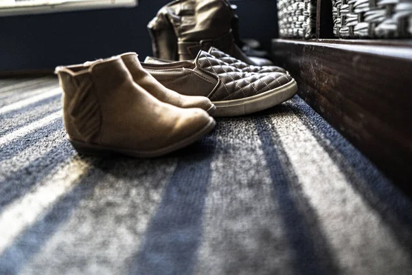 Una Toma Selectiva Enfoque Pares Zapatos Suelo —  Fotos de Stock