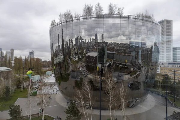 Okolní Panorama Města Zrcadlových Oknech Proti Zatažené Obloze — Stock fotografie