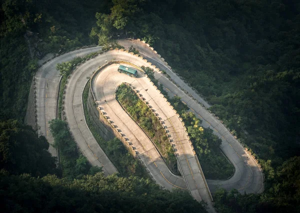 緑の木々に囲まれた山の蛇紋岩上の大きなバスの空中写真 — ストック写真