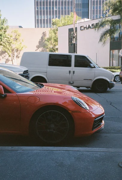 Ein Roter Sportwagen Parkt Auf Der Straße — Stockfoto