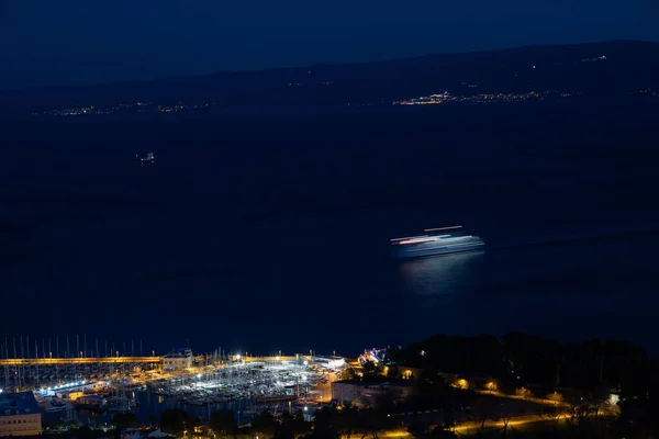Malownicze Ujęcie Nowoczesnego Miasta Oświetlonego Nocą Otoczonego Jeziorem Górami — Zdjęcie stockowe