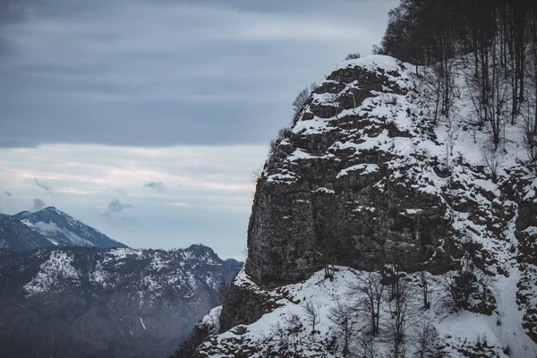 イタリアのPiani Dei Resinelliにある雪に覆われた山の峰の空の景色 — ストック写真