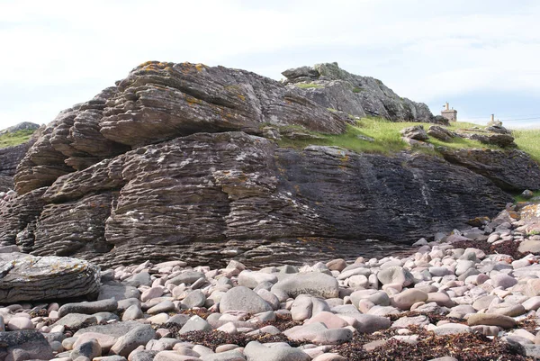 Μια Γραφική Θέα Βραχώδη Ακτή Και Ορεινό Τοπίο Στη Σκωτία — Φωτογραφία Αρχείου