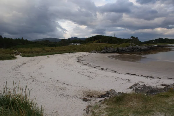 苏格兰多云天空下的沙滩海岸和山景风景 — 图库照片