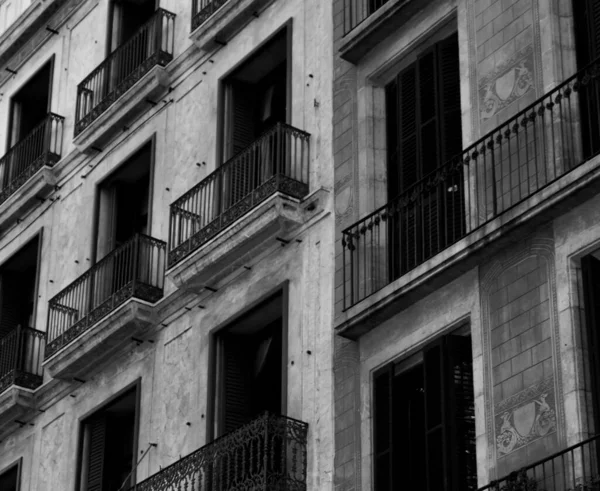 Czarno Biały Wizerunek Starego Europejskiego Apartamentowca Centrum Miasta Małymi Balkonami — Zdjęcie stockowe