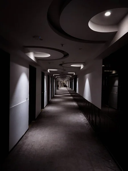 美しいデザインの現代的な建物の廊下のグレースケール — ストック写真