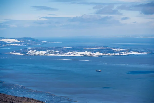 Vacker Utsikt Över Ett Hav Nära Bergen Vintern — Stockfoto