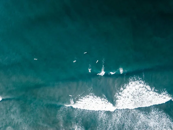 海岸に浮かぶ船や波の空中風景 — ストック写真