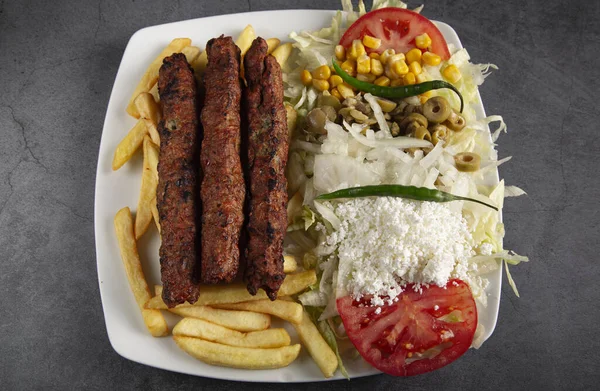 Horní Pohled Tradiční Sheek Kebab Pokrm Salátem Hranolky — Stock fotografie