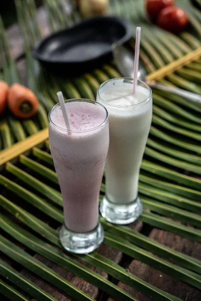 Una Hermosa Toma Batidos Rosados Blancos Vaso — Foto de Stock