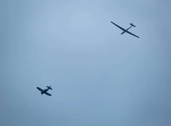 Die Beiden Mit Einem Seil Verbundenen Flugzeuge Fliegen Den Blauen — Stockfoto