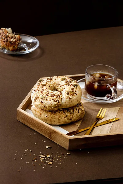 テーブルの上に種と茶と新鮮なパンの袋ロールのカップのクローズアップショット — ストック写真