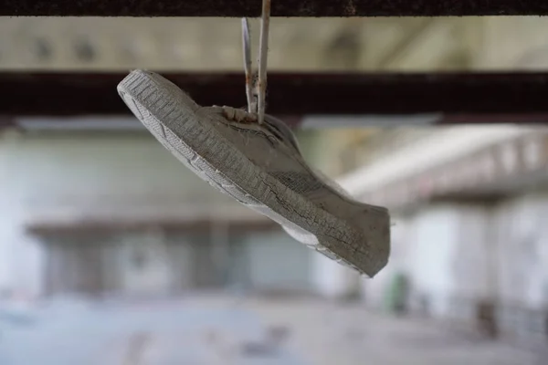 Primer Plano Viejo Zapato Sucio Colgado Una Barra Metal Cordones —  Fotos de Stock