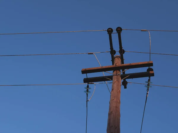 Gammal Elektrisk Trästolpe Mot Den Molnfria Himlen — Stockfoto