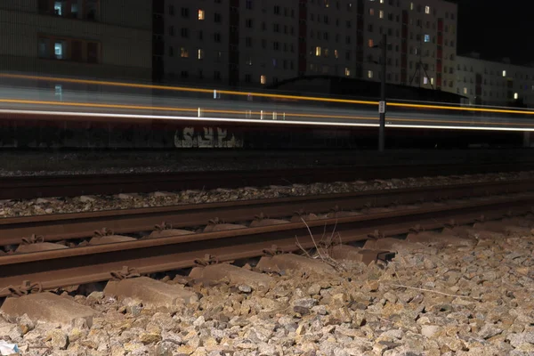 夜间有长曝光灯的火车轨道特写镜头 — 图库照片