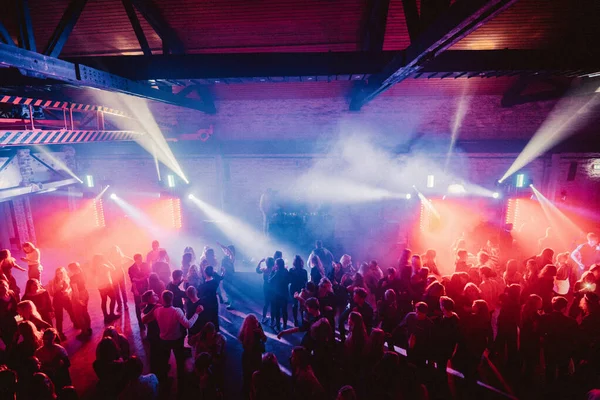 Grupo Personas Disfrutando Tiempo Una Fiesta Con Luces Colores Almacén — Foto de Stock