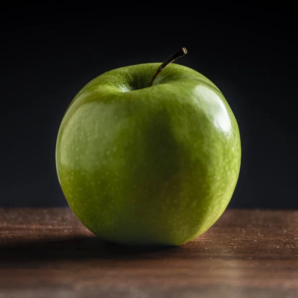 Vertikální Detailní Záběr Zeleného Jablka Tmavém Pozadí — Stock fotografie