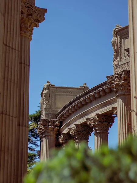 Вертикальный Снимок Древней Архитектуры Фоне Голубого Неба — стоковое фото