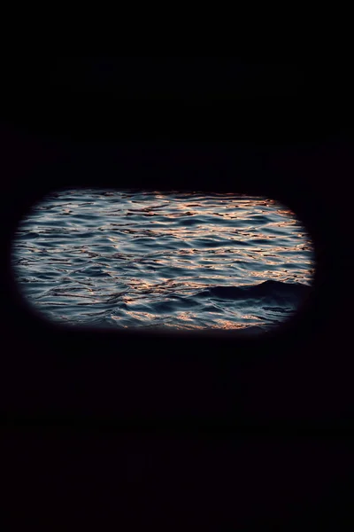 Een Verticaal Shot Van Het Zeewater Gezien Vanuit Een Geheel — Stockfoto
