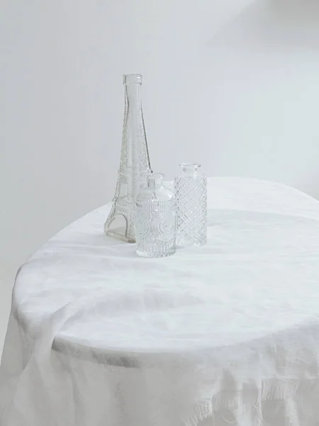 Függőleges Esztétikai Lövés Három Különböző Üveg Asztalon Borított Fehér Szövet — Stock Fotó