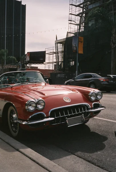 Egy Piros Vintage Autó Parkol Los Angeles Utcáin — Stock Fotó