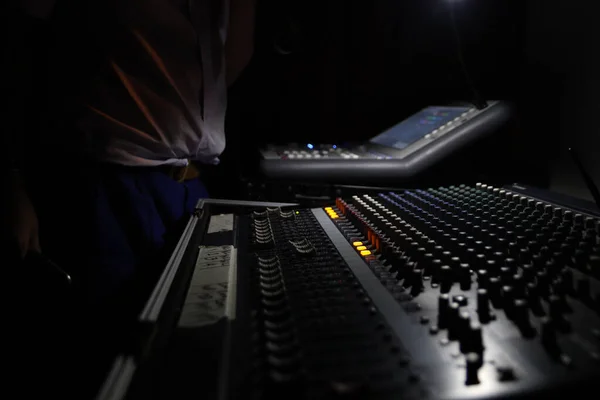 暗いスタジオで録音機器のクローズアップショット その前に立っている男と — ストック写真