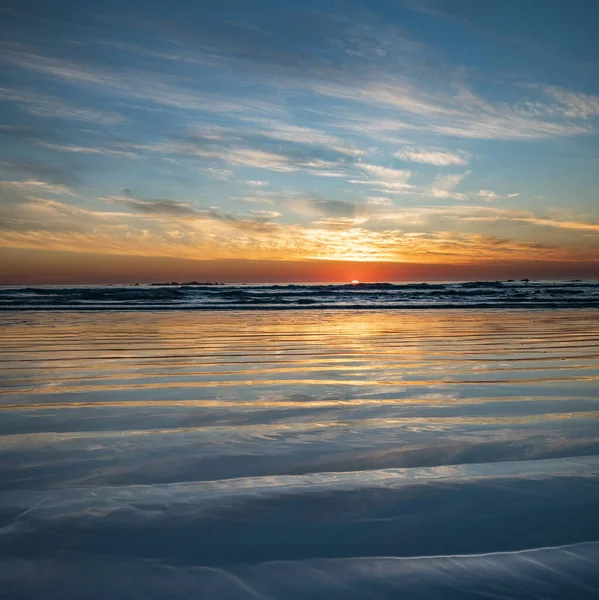 Zachwycający Widok Pięknego Morskiego Krajobrazu Malowniczym Zachodzie Słońca — Zdjęcie stockowe