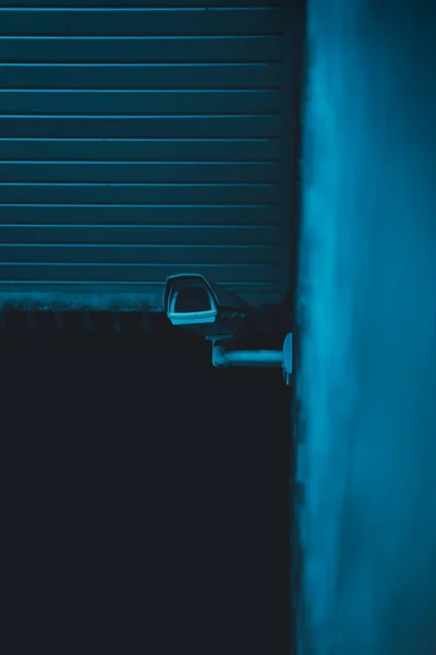 Egy Függőleges Felvétel Egy Biztonsági Kameráról Falon Éjjel — Stock Fotó