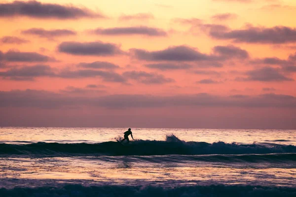 Gorgeous Pink Sunset Peaking Clouds Man Surboarding Ocean — Stock Photo, Image