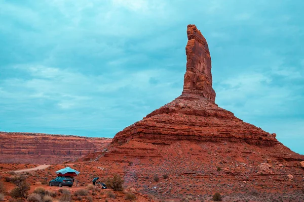 Una Persona Cerca Coche Con Una Carpa Techo Frente Torre —  Fotos de Stock