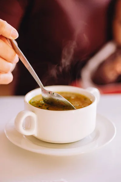 Una Toma Vertical Una Persona Comiendo Sopa Caliente Vapor Con — Foto de Stock