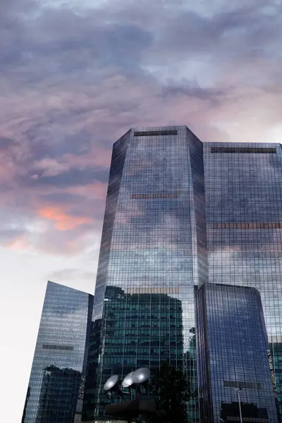 Egy Függőleges Felvétel Egy Gyönyörű Felhőkarcolós Üvegépületről Naplementekor — Stock Fotó