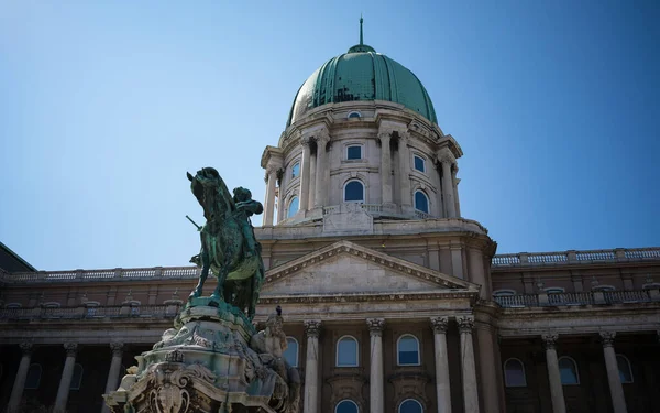 Budapeşte Almanya Daki Budapeşte Kalesi Nin Önündeki Savoy Heykeli — Stok fotoğraf