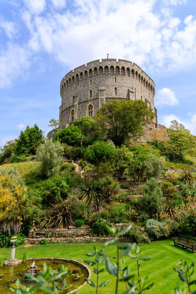 イギリス バークシャー州ウィンザー城に小さな池を持つ美しい庭園の垂直ショット — ストック写真