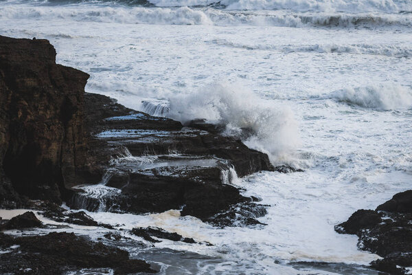 A natural view of big waves hitting the rock in the seashore