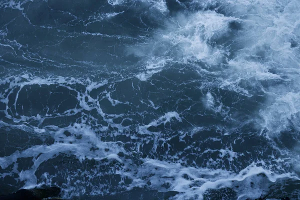 Detailní Záběr Hlubokých Modrých Vln Oceánu Tvořících Pěnu — Stock fotografie