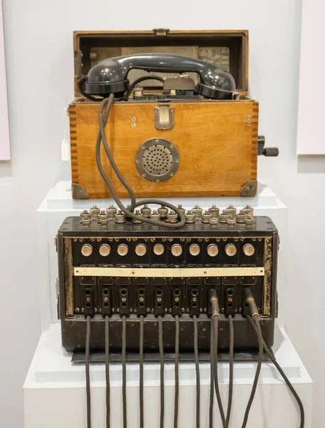 1940年から10本の線 30201と古い電話交換 — ストック写真