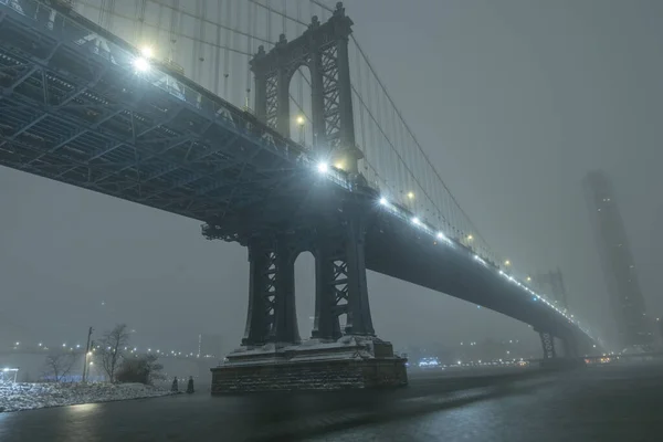 美国著名的布鲁克林大桥和纽约市的夜景 — 图库照片