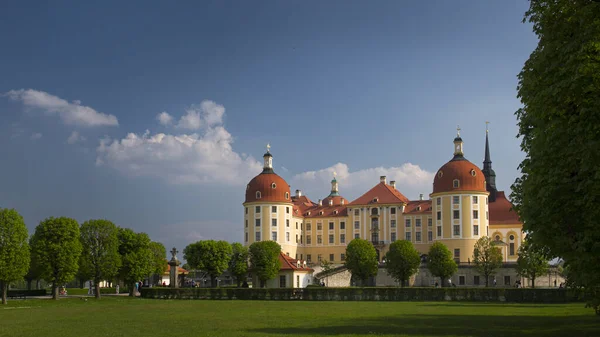 Baharın Güneşli Bir Gününde Dresden Yakınlarındaki Ünlü Moritzburg Kalesi Kale — Stok fotoğraf